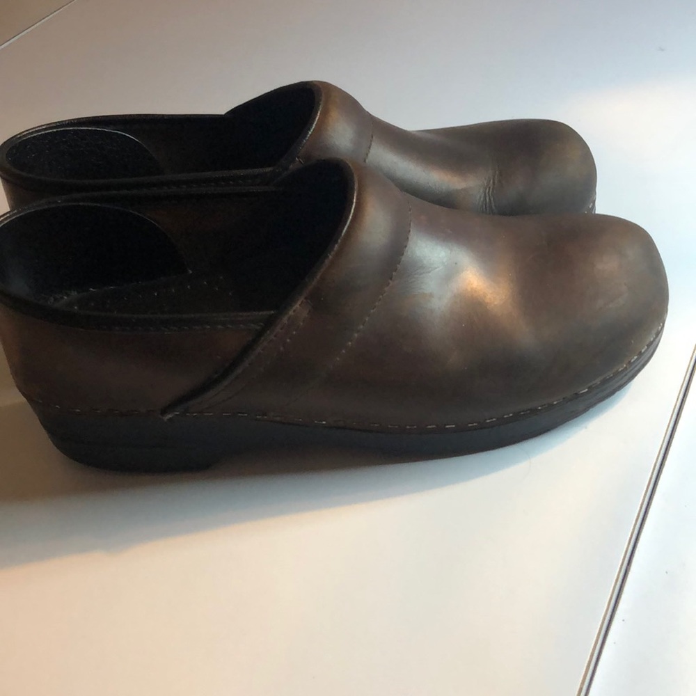 Woman’s fall dark brown Y2k leather dansko comfort leather nurse shoes